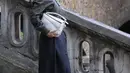 Lengkapi busananya maskulinnya, Shin Min Ah menjinjing Puzzle Bag Loewe dengan berbagai warna [@illusomina]