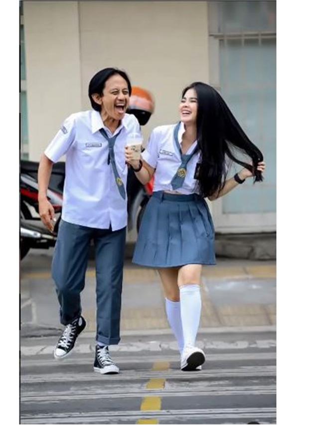 Terpaut 19 Tahun, Ini 6 Potret Epy Kusnandar dan Istri Pakai Seragam SMA