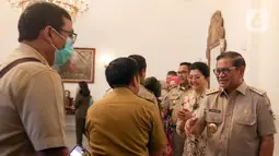 Hari pertama masuk kerja usai libur Lebaran 2025 di lingkungan Balai Kota Jakarta diawali dengan halalbihalal dan silaturahmi antara pegawai bersama Gubernur Jakarta Pramono Anung dan Wakil Gubernur Jakarta Rano Karno. (Liputan6.com/Herman Zakharia)