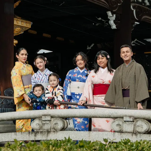 Potret Andhika Pratama dan Ussy Sulistiawaty bersama anak-anaknya (Sumber: Instagram/@andhiiikapratama)