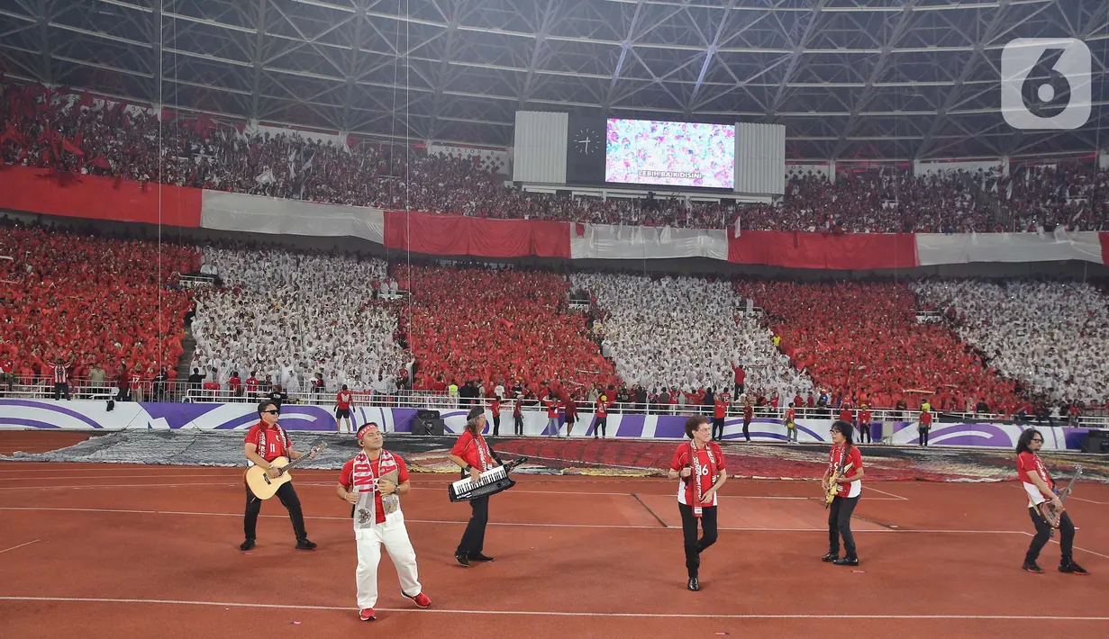 Usai laga, grup band God Bless mengajak puluhan ribu supporter Timnas Indonesia untuk bernyanyi bersama. (Liputan6.com/Angga Yuniar)