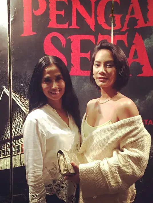 Aktris Ayu Laksmi (kiri) berfoto bersama Tara Basro didepan poster film Pengabdi Setan. Tahun 1991 Ayu Laksmi pernah merilis album yang berjudul Istana Yang Hilang (The Lost Palace). (instagram/ayulaksmibali)