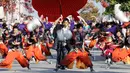 Para penari beraksi membawa payung besar saat tampil dalam pagelaran Festival Yosakoi di Tokyo, Jepang (6/11). Yosakoi sendiri adalah tari dengan ciri khas gerakan tangan dan kaki yang dinamis. (AP Photo/Shizuo Kambayashi)