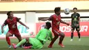 Pemain PSM Makassar, Ilham Udin Armaiyn (kanan) berusaha menjebol gawang Barito Putera dalam laga pekan ke-5 BRI Liga 1 2021/2022 di Stadion Wibawa Mukti, Cikarang, Senin (27/9/2021). (Bola.com/Ikhwan Yanuar)