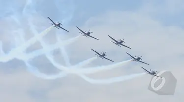 Tim Jupiter Aerobatic TNI AU beraksi dalam peringatan Hari Ulang Tahun ke-69 TNI AU Tahun 2015 di Pangkalan Udara Halim Perdanakusuma, Jakarta, Kamis (9/4/2015). Acara tersebut menampilkan demo darat dan atraksi udara. (Liputan6.com/Herman Zakharia)