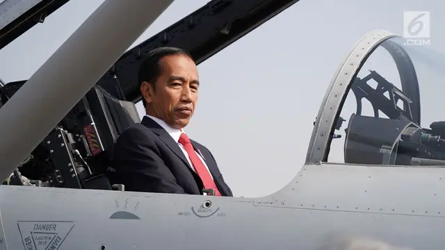 FOTO: Kenakan Setelan Jas, Presiden Jokowi Jajal Pesawat Tempur Pakistan