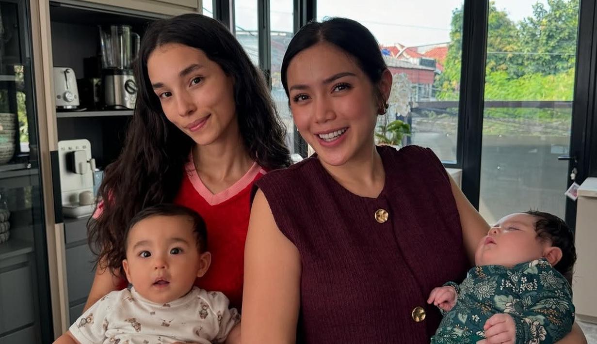 Potret kompak Jessica Iskandar dan Vanessa Lima ketika gendong buah hati. Tak sedikit netizen salah fokus dan menyebut Baby Hagia tetap cantik meski sedang tidur. Terpaut usia 10 tahun, Jessica Iskandar dan Vanessa Lima bak kakak adik. Dari masih sama-sama belum jadi ibu dan kini sudah jadi ibu, Jessica Iskandar dan Vanessa Lima selalu kompak juga tak lepas dari perhatian publik. (Liputan6.com/IG/@inijedar)