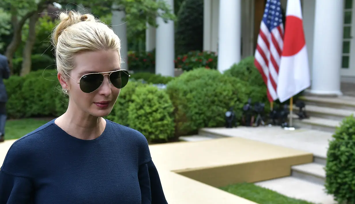 Ivanka Trump tiba menghadiri konferensi pers pertemuan antara PM Jepang Shinzo Abe dan Presiden AS Donald Trump di Rose Garden, Gedung Putih, Washington (7/6). Di pertemuan ini, Ivanka Trump memakai kaca mata Ray-Ban aviator. (AFP Photo/Mandel Ngan)