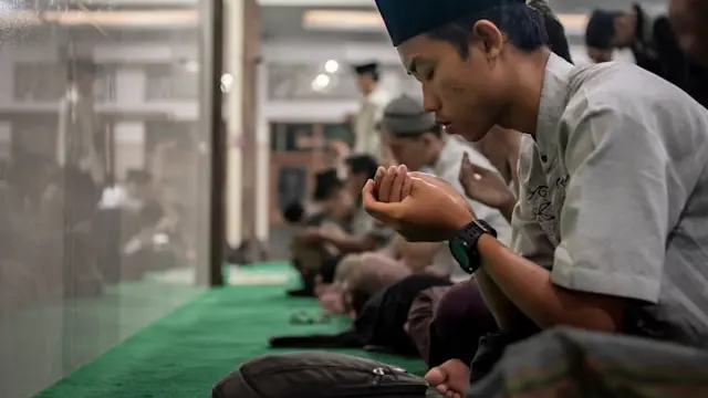 Ilustrasi salat di masjid