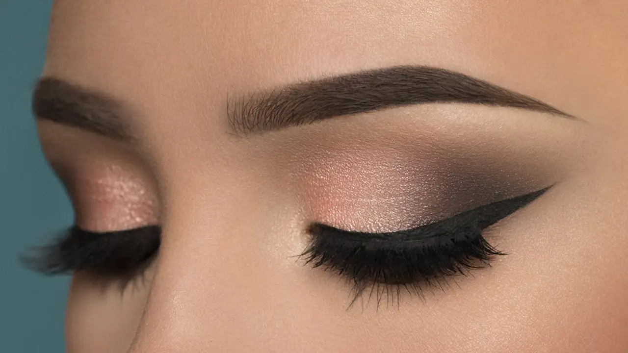 Riasan Mata Masakini dengan Polesan Burgundy Smoky Eye