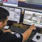 Petugas kepolisian Traffic Managemet Center memantau lalu lintas di Ruang Monitoring, Polda Metro Jaya, Jakarta, Senin (1/7/2019). Ditlantas Polda Metro Jaya mulai menerapkan empat fitur tambahan pada kamera tilang elektronik atau E-TLE mulai hari ini. (Liputan6.com/Faizal Fanani)