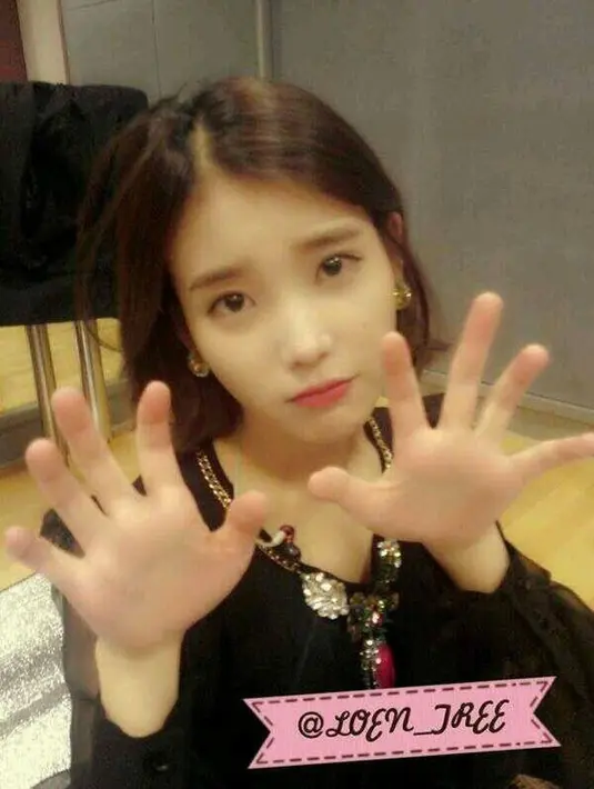 IU mengaku jika ia tidak nyaman dengan tangannya yang terlalu kecil. Karena wajahnya terlihat begitu besar saat dibandingkan dengan tangannya. (Foto: koreaboo.com)