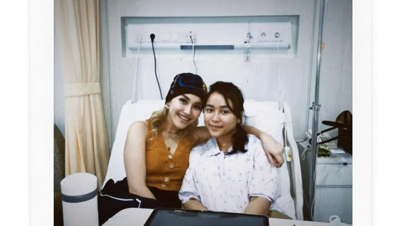 Ayu Ting Ting Dampingi Adik di RS