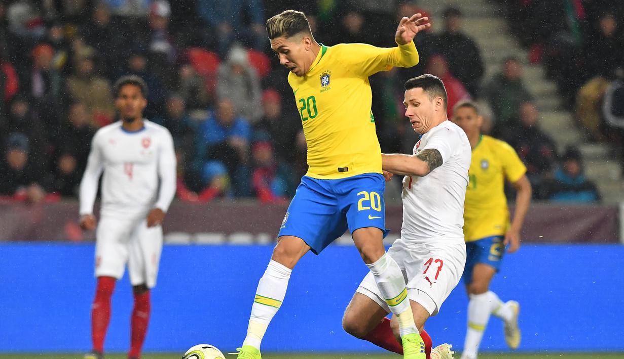 Aksi Roberto Firminho pada laga persabahabatan yang berlangsung di Stadion Sinobo, Praha, Rabu (27/3). Brazil menang 3-1 atas Republik Ceko. (AFP/Joe Klamar)