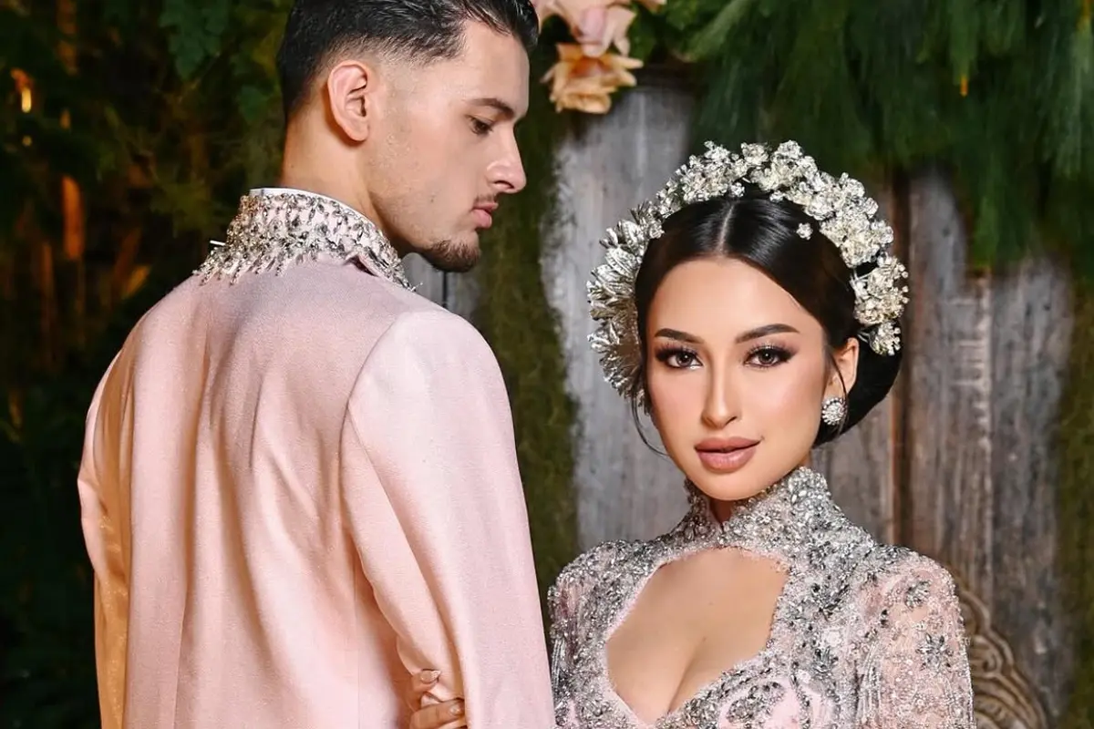 Jennifer Coppen dalam Kebaya Pink Glamor setelah akad nikah