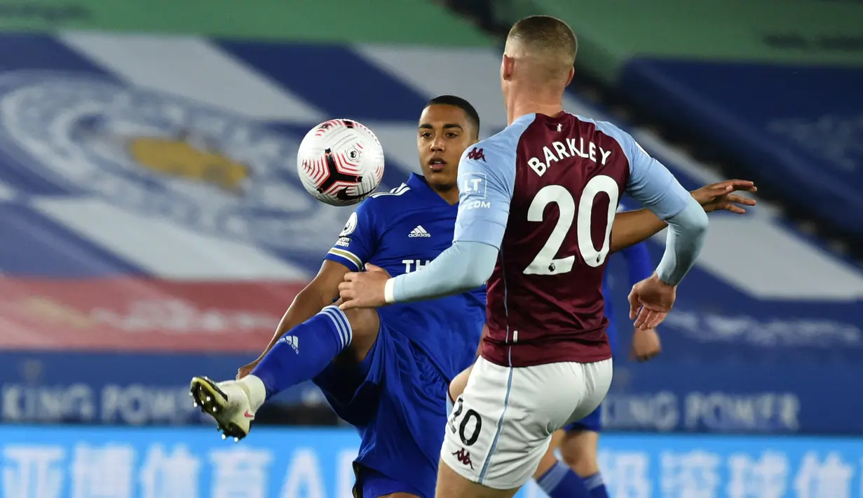 Gelandang Leicester City, Youri Tielemans berebut bola dengan gelandang Aston Villa, Ross Barkley dalam lanjutan Liga Inggris, di Stadion King Power, Senin (19/10/2020). Aston Villa berhasil menang atas Leicester City berkat gol semata wayang Ross Barkley di menit injury time. (AP Photo/Rui Vieira,