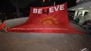Sebuah spanduk raksasa dibentangkan suporter MU saat nonton bareng MU vs Man City, 7-11 Trunojoyo, Jaksel, Minggu (2/11/2014) (Liputan6.com/Miftahul Hayat)