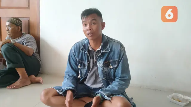 Ayah Korban MAA, Agus Miswanto (44) saat menunggu anaknya  di autopsi di RSUD Blambangan Banyuwangi (Hermawan Arifianto/Liputan6.com)