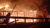 Kebakaran hebat melalap bangujnan kantor Komisi Pemilihan Umum (KPU) Kabupaten Tana Tidung, Kalimantan Utara, Rabu malam (11/8/2022). (Liputan6.con/ Ist)