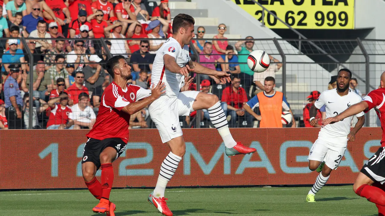 Striker Prancis, Olivier Giroud (putih) dikawal pemain Albania (Reuters)