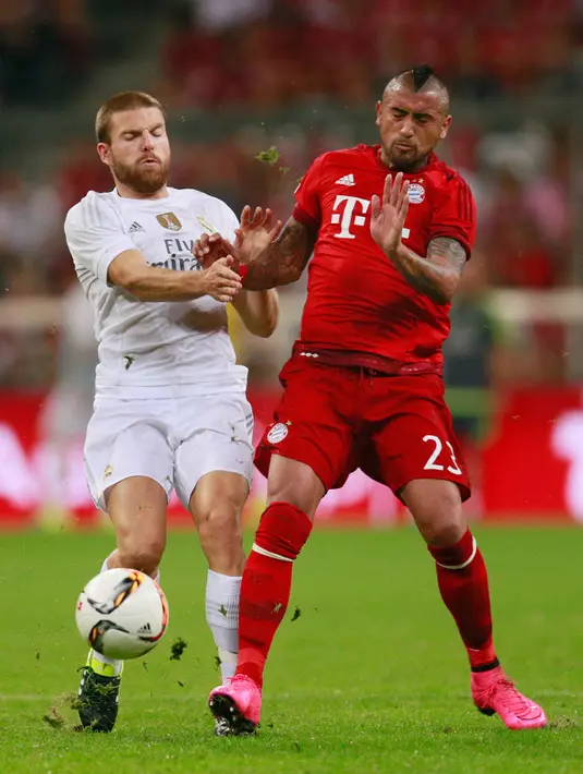 Gelandang Bayern Muenchen Arturo Vidal saat berebut bola dengan Gelandang Real Madrid Illaramendi pada laga final  Audi Cup 2015, Allianz Arena , Munich , Jerman, Kamis (6/8/2015). Bayern Muenchen menang dengan skor 1-0. (Reuters/Jason Cairnduff)