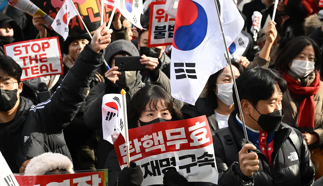 Diketahui, pihak penyidik telah mengajukan permintaan surat perintah untuk menahan Presiden Korea Selatan yang dimakzulkan, Yoon Suk Yeol, atas penerapan darurat militer. (JUNG Yeon-je/AFP)