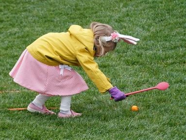 Anak-anak ikut serta dalam perayaan tahunan Telur Paskah Gedung Putih di halaman Selatan Gedung Putih di Washington, DC pada 18 April 2022. Untuk pertama kalinya sejak 2019, Gedung Putih kembali menjadi tuan rumah Telur Paskah Tahunan (Easter Egg Roll) tahunan. (Stefani Reynolds / AFP)