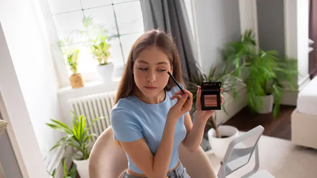 Tips Aplikasi Makeup Tahan Lama dari Pagi hingga Malam (photo by freepik)