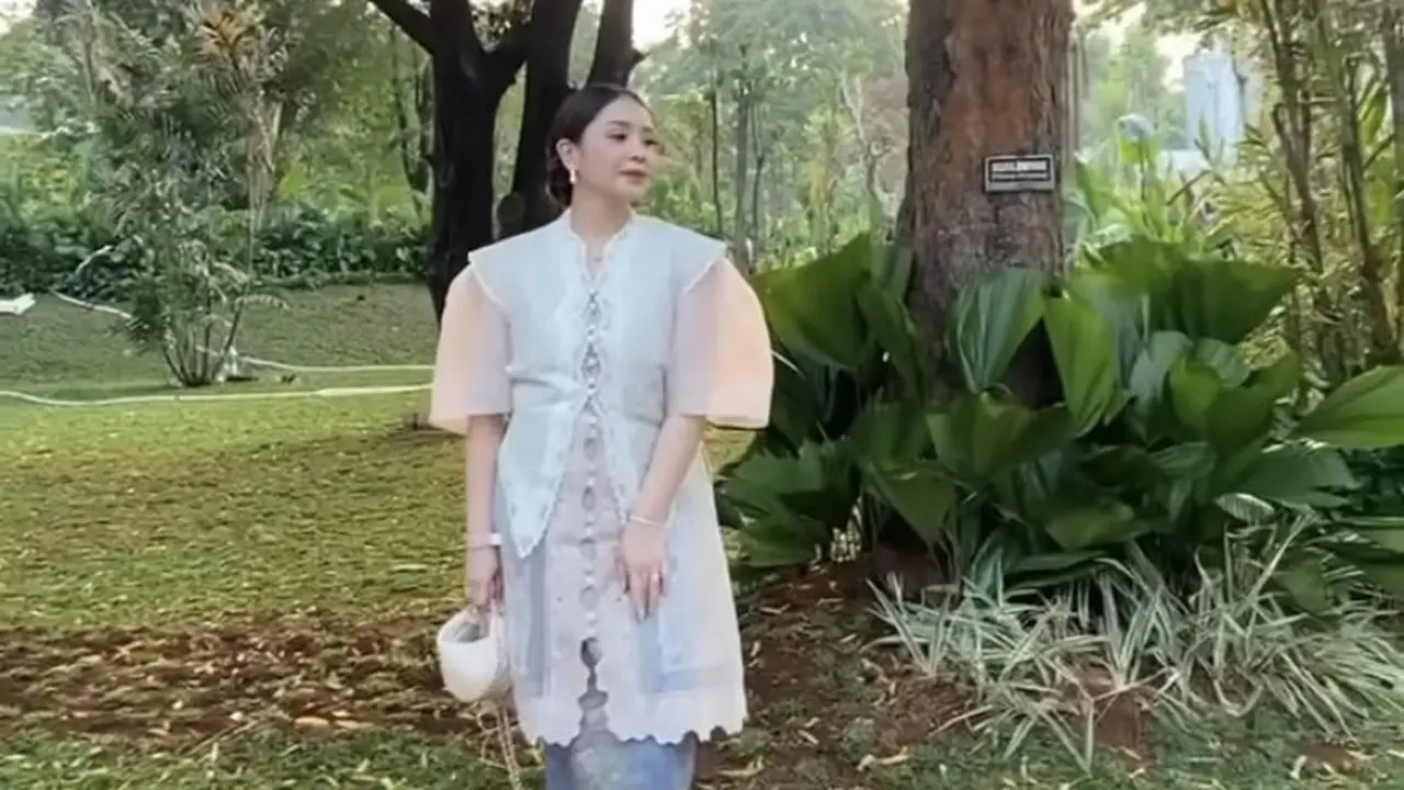 Nagita Slavina Kenakan Kebaya
