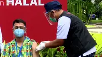 Raffi Ahmad menerima vaksin Covid-19 dosis kedua. (tangkapan layar YouTube/ Sekretariat Presiden)