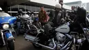Ketua MPR Zulkifli Hasan bersiap manaiki Motor Gede di Halaman Gedung DPR/MPR, Jakarta, Minggu (1/7). Acara tersebut dilakukan untuk Halal Bihalal Ketua MPR dengan Pencinta Motor Gede dengan tema "Merah Putih Kita Sama". (Liputan6.com/Johan Tallo)