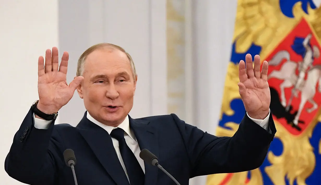 <p>Presiden Rusia Vladimir Putin saat menjamu atlet Rusia peraih medali Olimpiade Musim Dingin 2022 Beijing dan anggota tim Paralimpiade negara itu di Kremlin di Moskow (26/4/2022). (AFP/NATALIA KOLESNIKOVA)</p>
