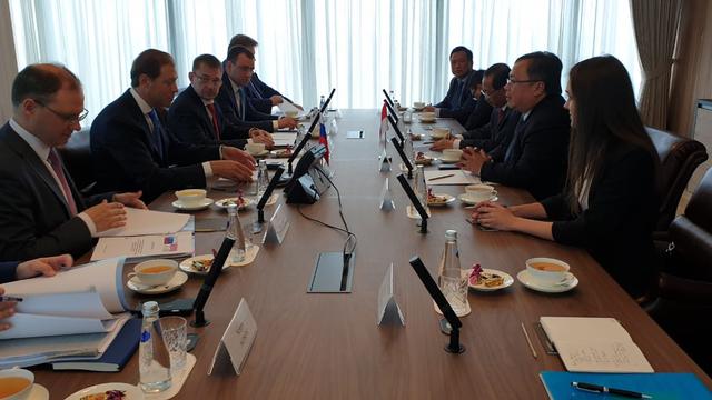 Menteri PPN/Bappenas Bambang Brodjonegoro dan Menteri Industri dan Perdagangan Rusia Denis Manturov.