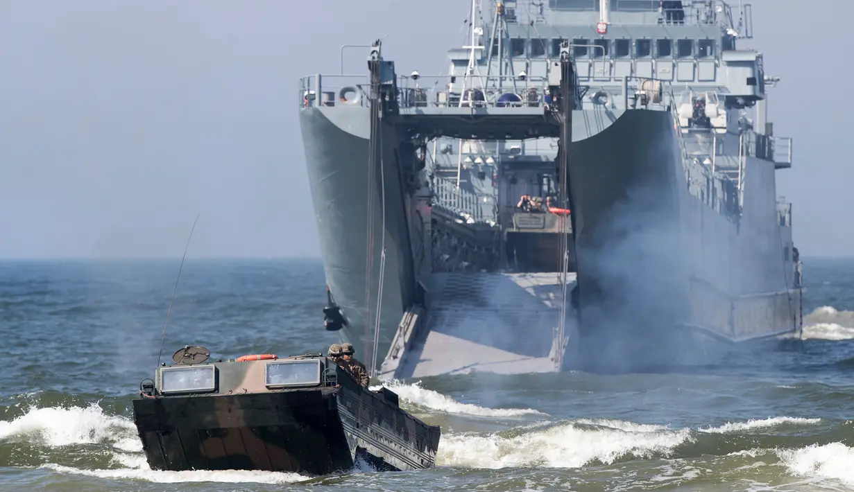 Marinir AS melakukan operasi pendaratan saat latihan militer Baltops 2018 di Laut Baltik, Lithuania (4/6). Sebelumnya Rusia juga menggelar latihan perang selama tiga hari di Laut Baltik, yang membuat cemas negara Latvia. (AP/Mindaugas Kulbis)
