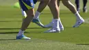 Duel ini juga memperpanjang catatan pertemuan antara Barcelona dan Atletico Madrid sepanjang musim berjalan. Tampak dalam foto, gelandang Barcelona asal Spanyol, Daniel Olmo (kiri) saat sesi latihan menjelang pertandingan leg pertama perempat final Liga Champions 2025/2026 melawan Atletico Madrid di lapangan latihan Joan Gamper, Sant Joan Despi, dekat Barcelona, pada Selasa 7 April 2026. (MANAURE QUINTERO/AFP)