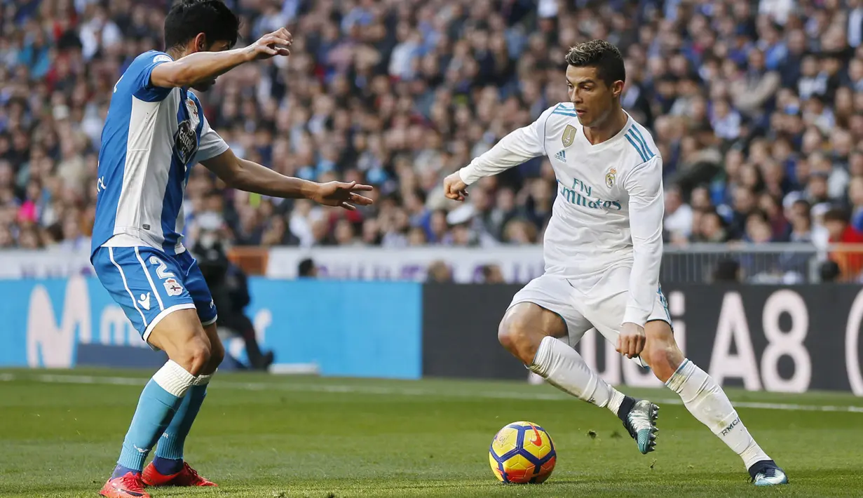 Striker Real Madrid, Cristiano Ronaldo, berusaha melewati bek Deportivo La Coruna, Juanfran Moreno, pada laga La Liga di Stadion Santiago Bernabeu, Minggu (21/1/2018). Real Madrid menang 7-1 atas Deportivo La Coruna. (AP/Francisco Seco)