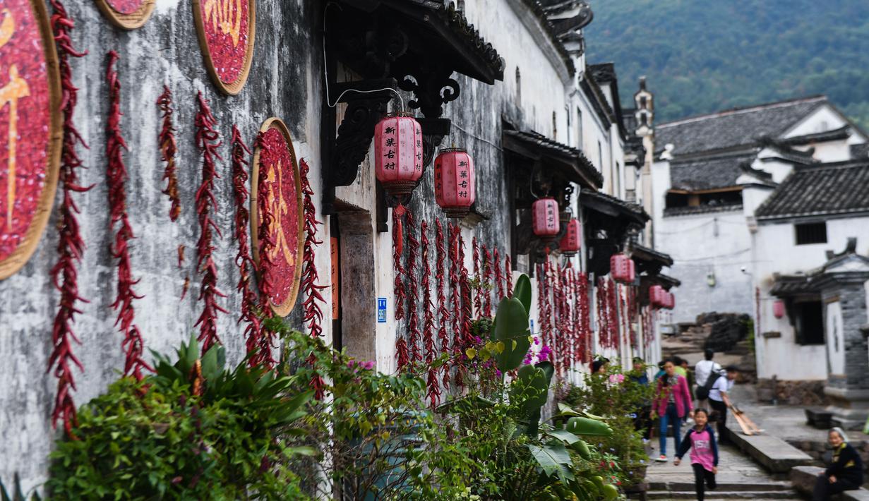 Sejumlah wisatawan mengunjungi desa kuno Xinye di Kota Jiande, Provinsi Zhejiang, China timur, pada 15 Oktober 2020. Dihiasi tanaman beraneka warna, desa kuno tersebut menarik minat banyak pengunjung. (Xinhua/Xu Yu)