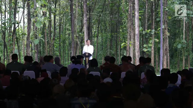 Jokowi Berikan SK IPHPS ke Petani Jawa Timur