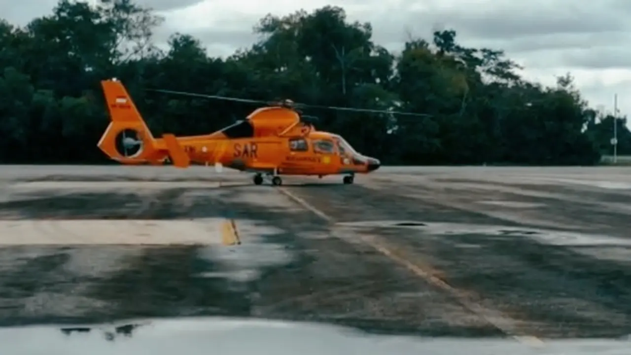 Heli Basarnas dari Pekanbaru yang diperbantukan untuk evakuasi rombongan Kapolda Jambi yang mengalami kecelakaan helikopter.