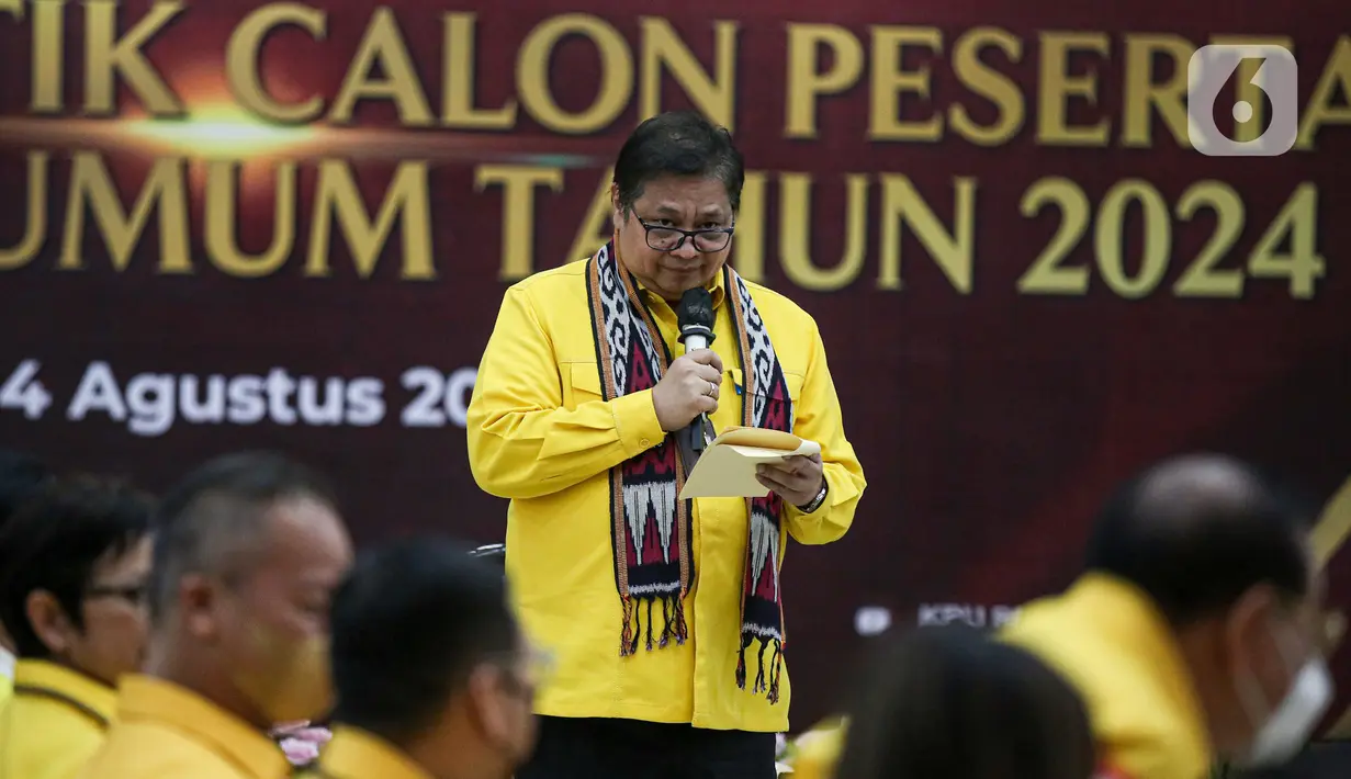 Ketua Umum Golkar Airlangga Hartarto memberikan sambutan saat Pendaftaran Partai Politik Calon Peserta Pemilu tahun 2024 di Gedung KPU, Jakarta, Rabu (10/8/2022). KPU menerima berkas dari 4 partai politik yang mendaftar sebagai calon peserta Pemilu 2024 di hari kesepuluh pendaftaran. (Liputan6.com/Faizal Fanani)