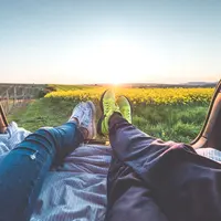 Ke mana pun pergi, beberapa zodiak ini lebih nyaman kalau ditemani sama pacarnya. (Sumber foto: pexels.com)