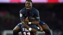 Bek Paris Saint-Germain Serge Aurier merayakan gol Angel di Maria ke gawang Nantes pada laga Ligue 1 di Parc des Princes, Paris, Sabtu (19/11/2016). (AFP/Franck Fife)