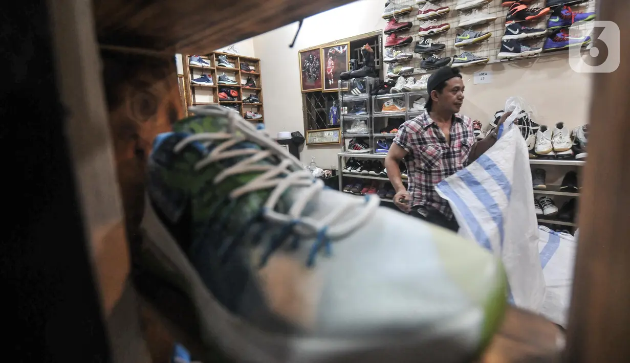 <p>Bajuri (45) saat merapikan sepatu impor bekas di toko Second BJR, Kali Baru Timur, Cilincing, Jakarta Utara, Rabu (1/6/2022). Dalam sebulan pria yang sebelumnya berprofesi sebagai awak buah kapal (ABK) itu mampu meriah omzet rata-rata Rp10 juta per bulan. (merdeka.com/Iqbal S. Nugroho)</p>