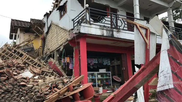 Kerusakan bangunan di Bogor akibat gempa 6,1 SR (Liputan6.com/Achmad Sudarno)
