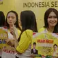 Sejumlah gadis muda cantik membawa poster saat penutupan Munaslub partai Golkar di Jakarta, Rabu (20/12). Dalam Munaslub tersebut Airlangga juga diberi tugas merevitalisasi dan merestrukturisasi kepengurusan Golkar. (Liputan6.com/Faizal Fanani)