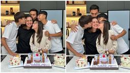 Dapat kecupan manis dari suami dan buah hatinya, Donna Agnesia bersyukur masih bisa rayakan momen bertambahnya usianya bareng orang tersayang. Sang bunda bertambah usia, Lio, Diego, Sabrina juga turut bahagia di hari ulang tahun ibundanya. Meski perayaan ulang tahun Donna tampak sederhana, namun kehangatannya dan kebahagiaan sangat terasa. (Liputan6.com/IG/@dagnesia)