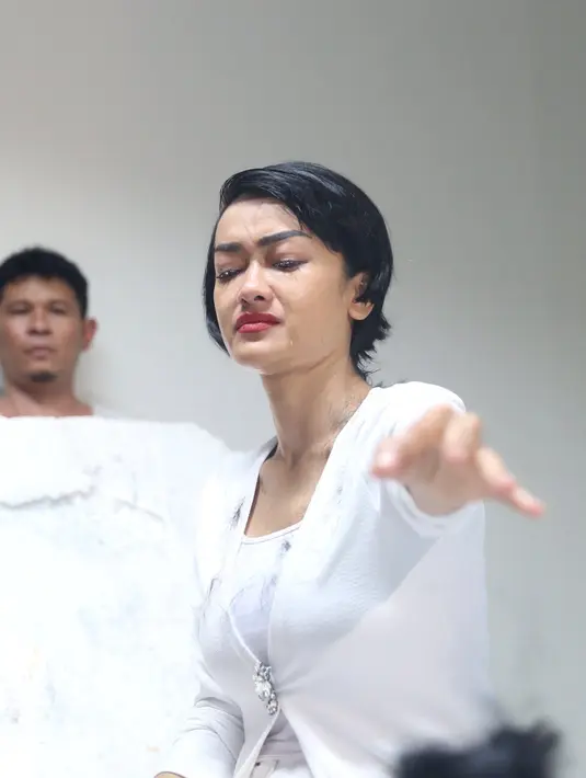 Kemoterapi menjadi salah satunya, efek dari itu membuat rambut penderita kanker rontok dengan sendirinya. (Foto: Andy Masela/Bintang.com)