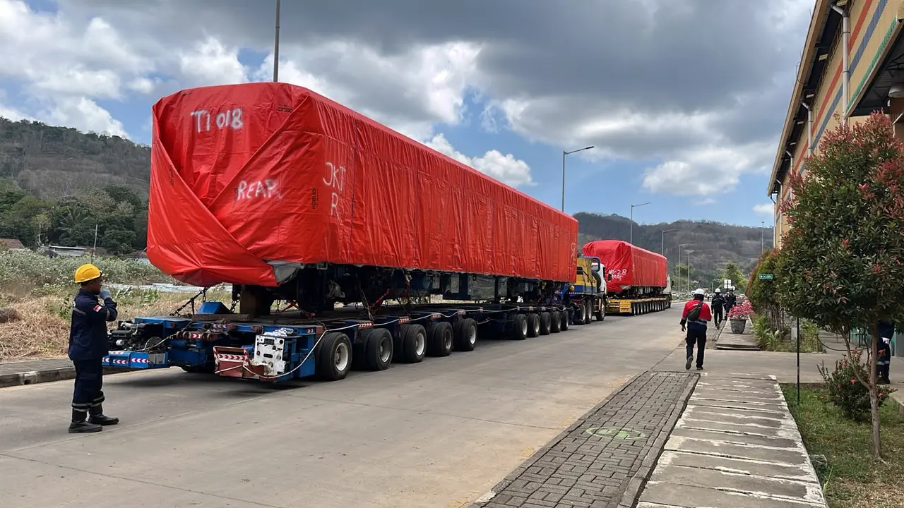 Delapan unit KRL produksi INKA dikirim ke Stasiun Kalimas, Surabaya. (Dok KAI Logistik)