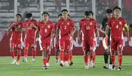 Beberapa pemain Timnas Indonesia U-22 sesaat sebelum berhadapan dengan India pada laga uji coba yang digelar di Stadion Madya Gelora Bung Karno (GBK), Jakarta, Jumat (10/10/2025) malam WIB. (Bola.com/Muhammad Iqbal Ichsan)