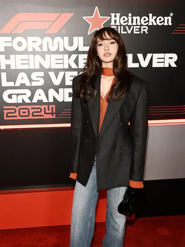 6 Pesona Lisa BLACKPINK Tampil Stunning dengan Glam Makeup dan Side Bangs untuk Las Vegas F1 Grand Prix